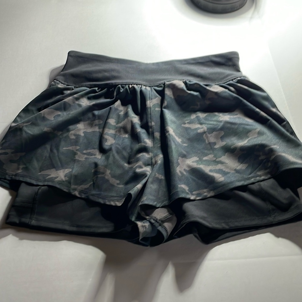 Spanx Camo Get Movin Shorts Size Medium W Undershorts